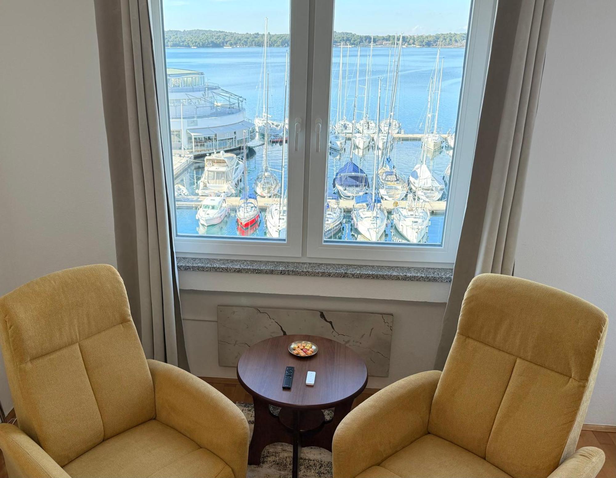 Harbour Apartment *